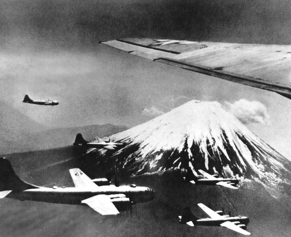 B29s-raid-Mount-Fugi.thumb.jpg.9add2f7f4a3e80342f3ac7cdd30af9b5.jpg