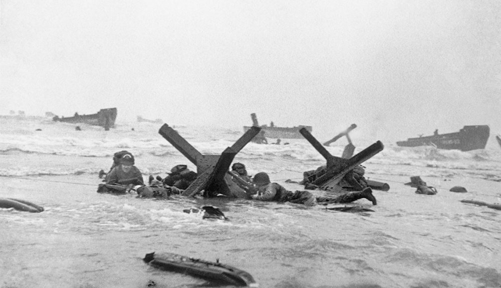 1140-d-day-soliders-water-beach_web.thumb.jpg.3b175cf30e32ea4549c64929458ccfa6.jpg