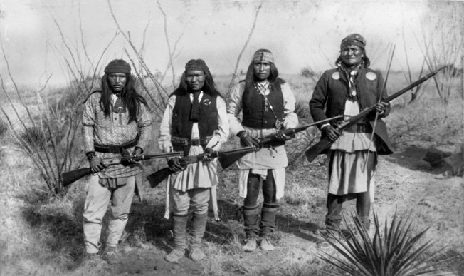 Apache_chieff_Geronimo_(right)_and_his_warriors_in_1886.jpg.cf40dc3d73a5b580f67aa07eb5fc35c7.jpg
